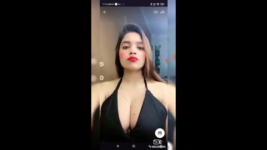 Ginnu Showing Deep Cleavage to Tease on Tango Live