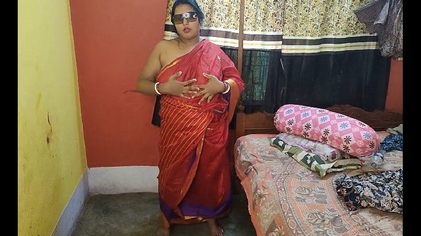 Sexy gorgeous Indian mom sruti spread her pussy in her bedroom