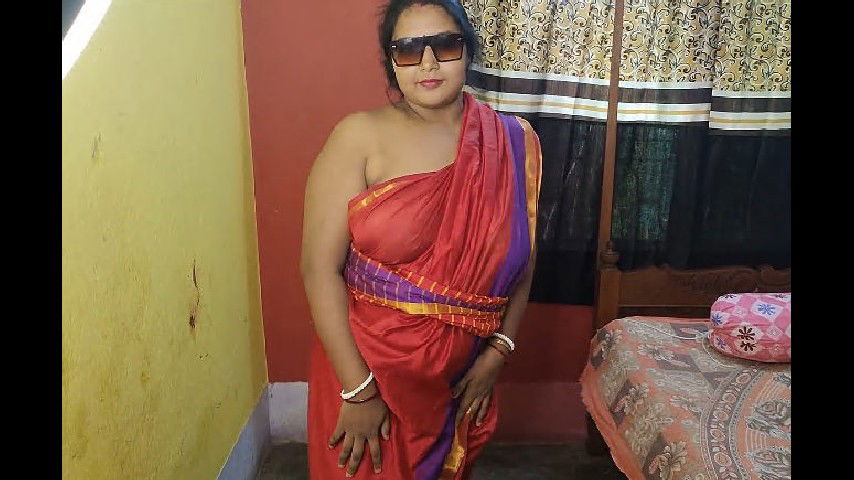 Indian sizzling mom showing her juicy pussy in red sharee