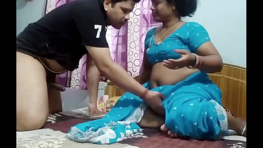 Hot Wife Rakhi Fucking with Her Boyfriend to Penetrate Hard Inside Pussy