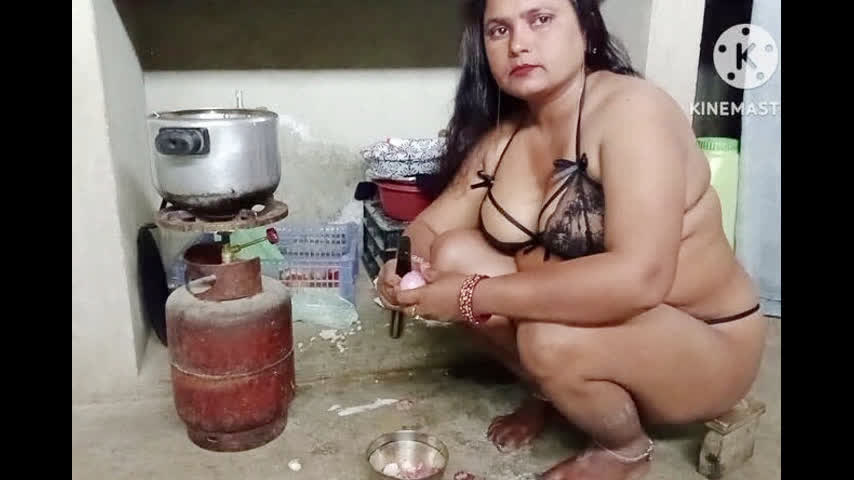 Rashoi Me Xxx - Rasoi Me Khana Bana Rahi Thi Sasurji Ne Lund Pel Diya - Mydesi.net