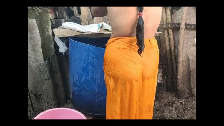 Anita ki hot look in bathing outside