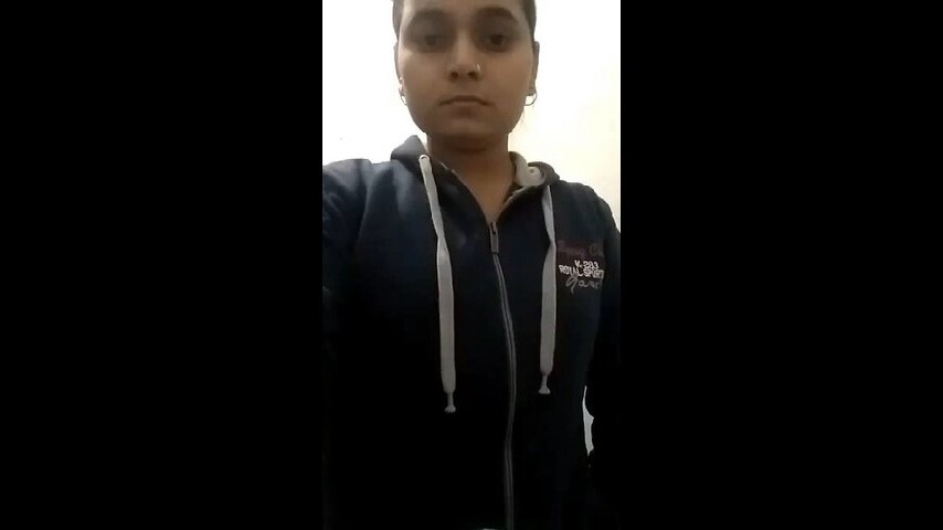 Desi Girl Shows Her Boobs